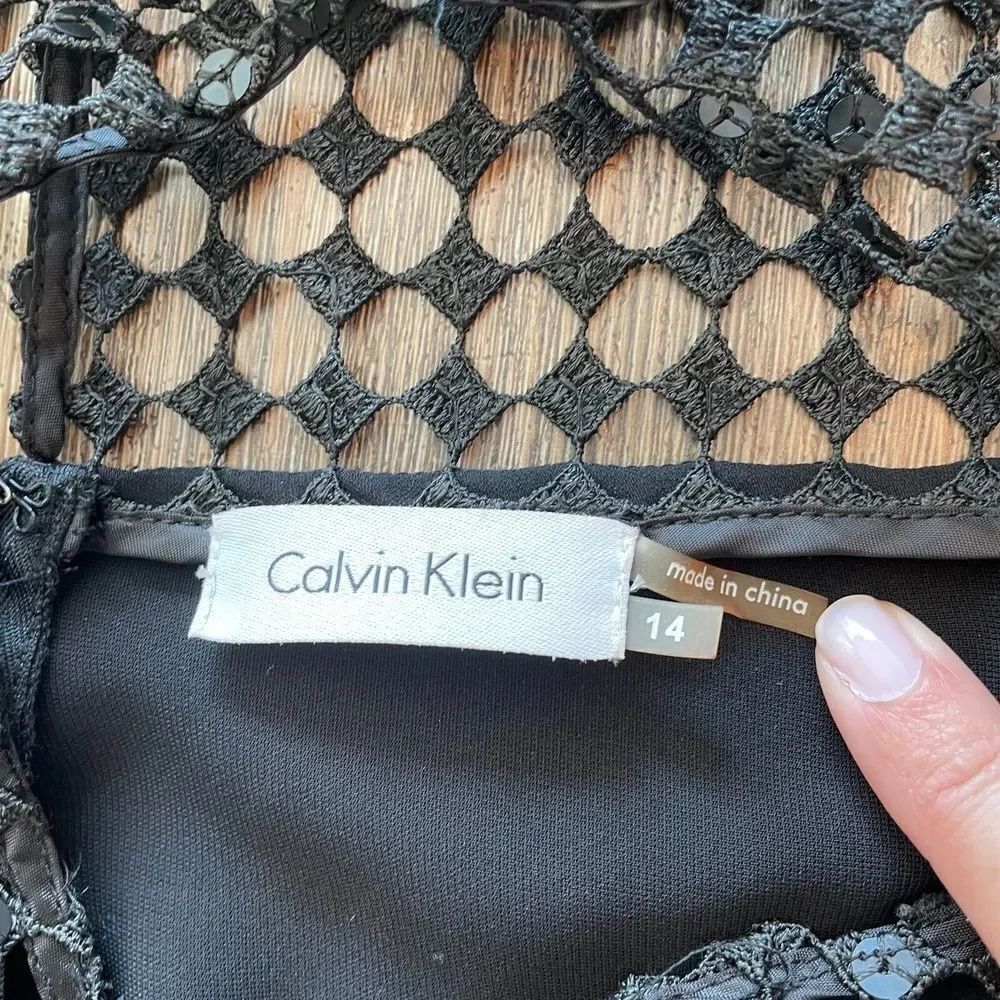 Calvin Klein Black Sequin Crochet Mesh Shift Dress Cap Sleeve Cocktail Size 14 - Picture 7 of 11